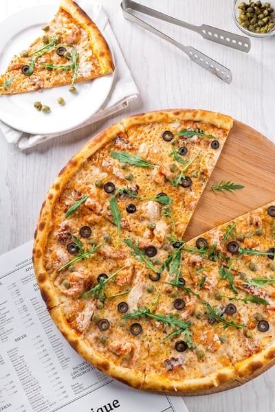 RECETA LAUREL&TOMILLO: Pizza de pétalos de tomate y virutas de pavo confitado con rúcula.